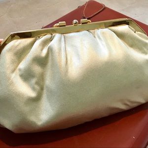Gold vintage clutch purse 👛